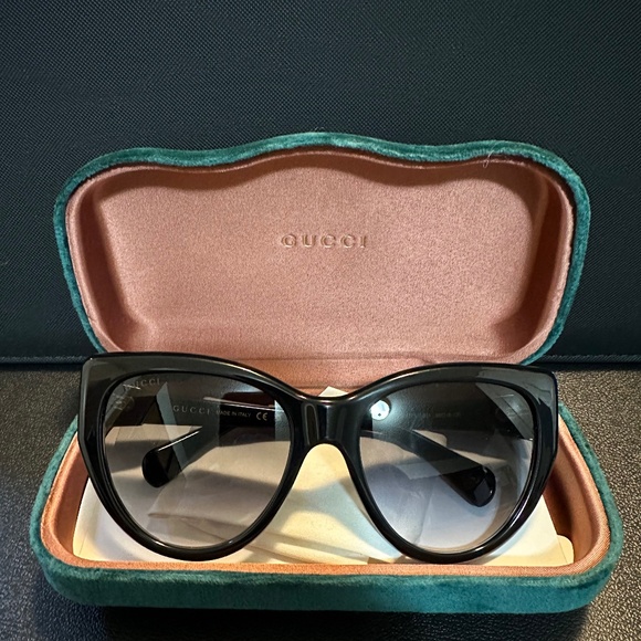 Gucci GG0877S 001 BRAND NEW in box - Picture 1 of 8